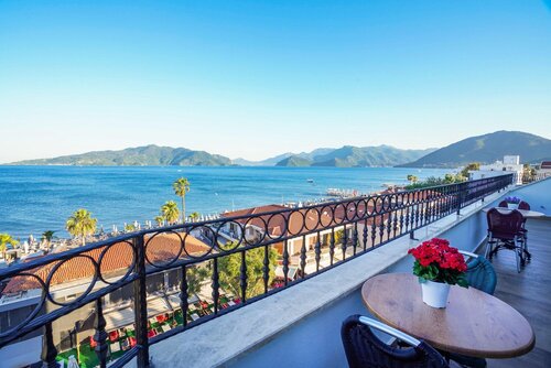 Aurasia Sea Side Hotel