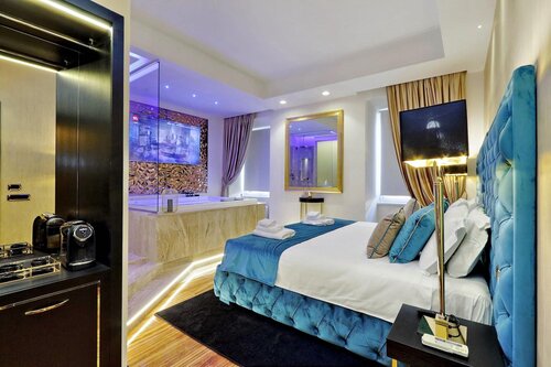 Spanish Hills Luxury Suites & Jacuzzi