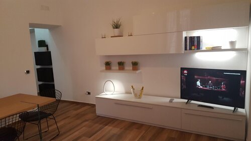 Una Finestra Su Monti