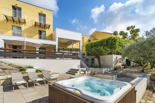 Luna del Raccolto, Green Country Hotel