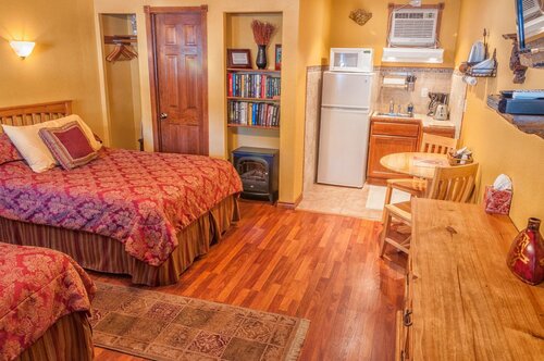 Holiday Lodge On Canyon Lake