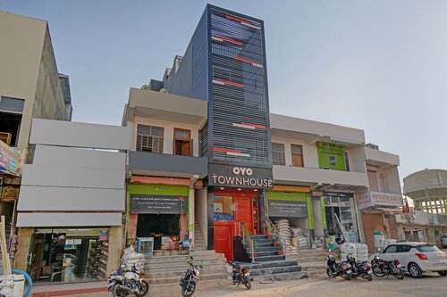 OYO 79651 TownHouse OTH Buddhi