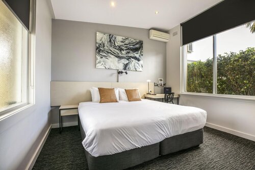 Nightcap At Colyton Hotel