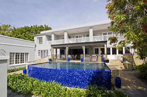 Lodge On Main Guest House