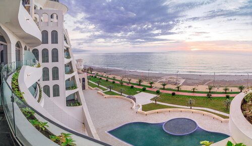 The Grand Gloria Hotel