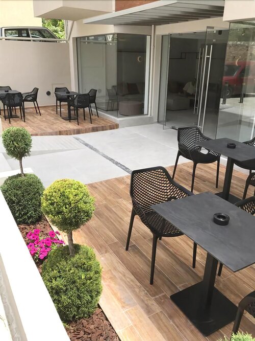 The City Hotel & Suites