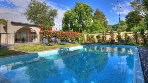 Riverbank Park Motel