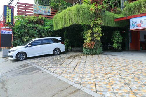 Labuana Homestay and Cafe Garden Makassar by ZUZU
