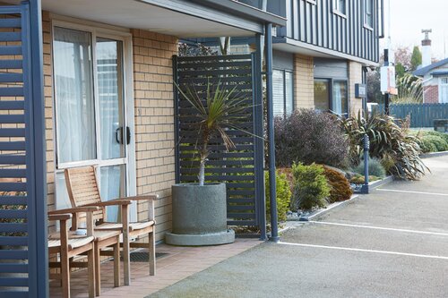 Admiral Court Motel and Apartments