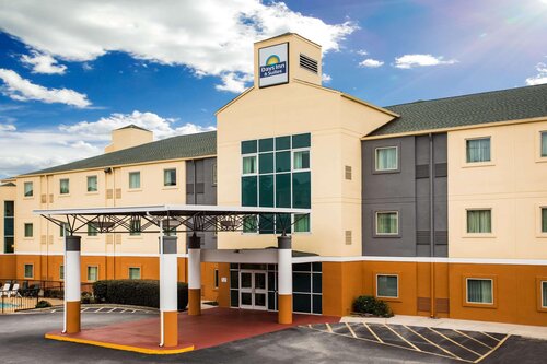 Days Inn & Suites By Wyndham Augusta Near Fort Eis
