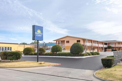 Days Inn & Suites by Wyndham Arlington Near Six Fl
