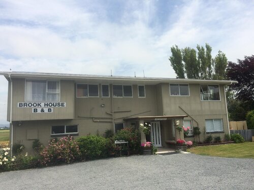 Brook House Bed & Breakfast and Cottages