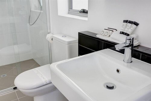 Direct Htls Pavilion and Governor on Brookes