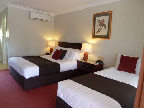 McNevins Warwick Motel