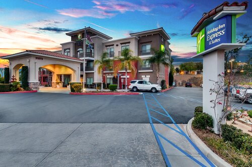 Holiday Inn Express & Suites Lake Elsinore