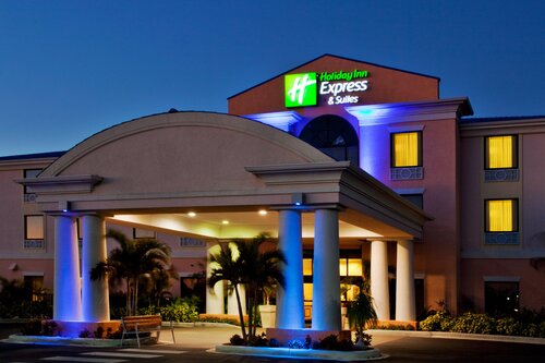 Holiday Inn Express and Suites Lake Okeechobee
