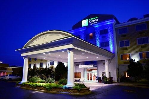 Holiday Inn Express and Suites Watertown Thousand