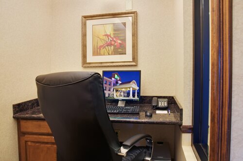 Holiday Inn Express & Suites Center