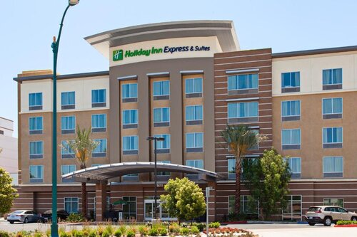 Holiday Inn Express and Suites Anaheim Resort Area