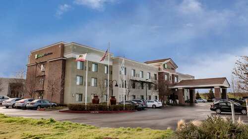 Holiday Inn Express & Suites Lincoln-Roseville Are