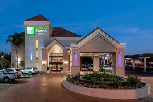 Holiday Inn Express & Suites Lathrop By IHG