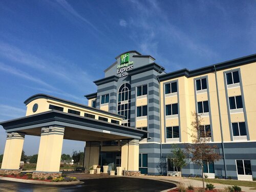 Holiday Inn Express and Suites Warner Robins North