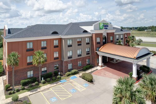 Holiday Inn Express Hotel and Suites Winnie