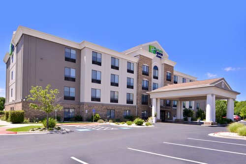 Holiday Inn Express and Suites Selma