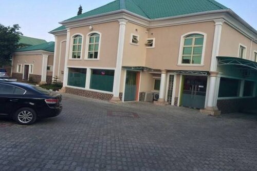 B's Hive Hotel & Suites