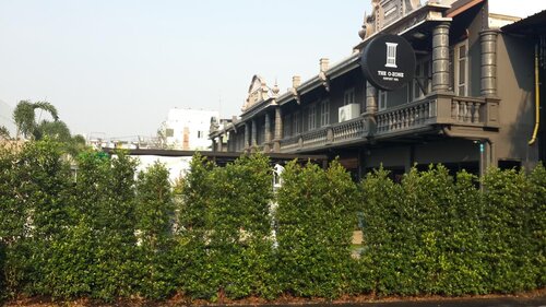 The O-Zone Airport Inn