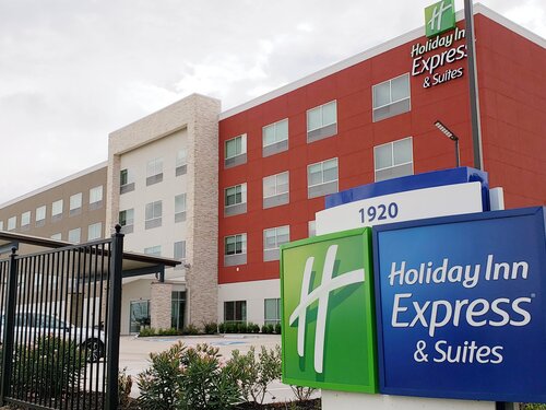 Holiday Inn Express & Suites Houston IAH Beltway 8