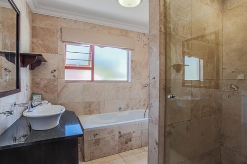 Sunninghill Guest Lodge 