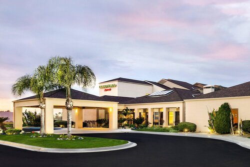 Courtyard By Marriott Fresno