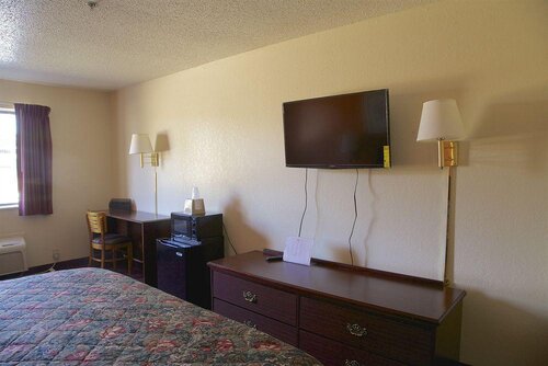 Econo Lodge Inn & Suites