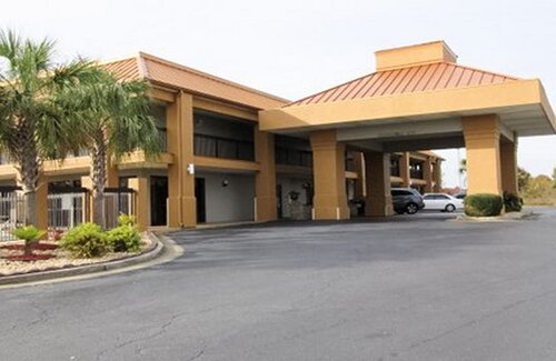 Quality Inn & Suites Near Robins Air Force Base