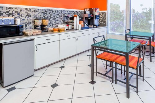 Howard Johnson Hotel & Suites by Wyndham Orange