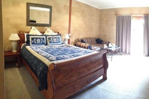 Estate Tuscany, The Mill & Brokenback Bar