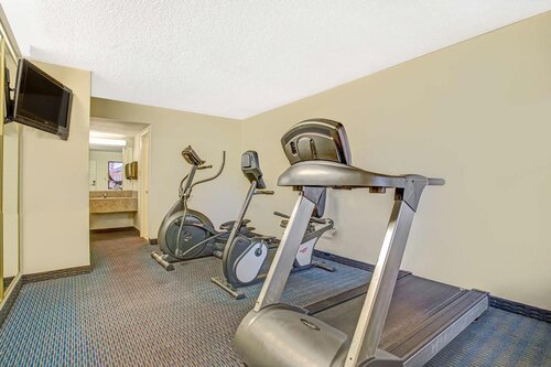 Howard Johnson Express Inn Suites - South Tampa/Ai
