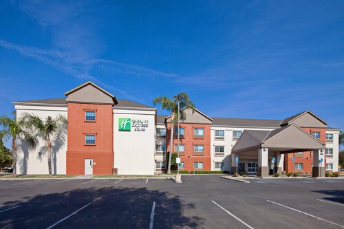 Holiday Inn Express & Suites Tulare