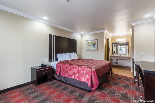 Econo Lodge Inn & Suites Escondido Downtown