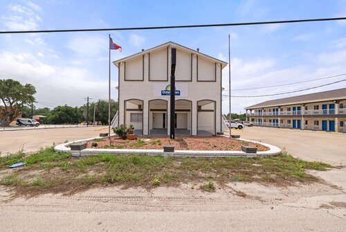 Days Inn by Wyndham Kenedy