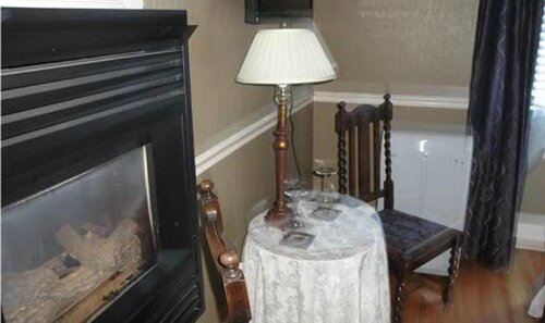 Cinnamon Bear Creekside Inn