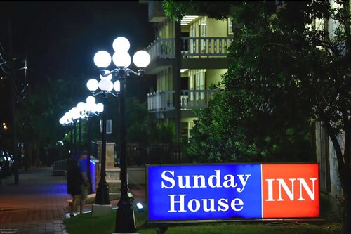 Sunday House Inn and Suites