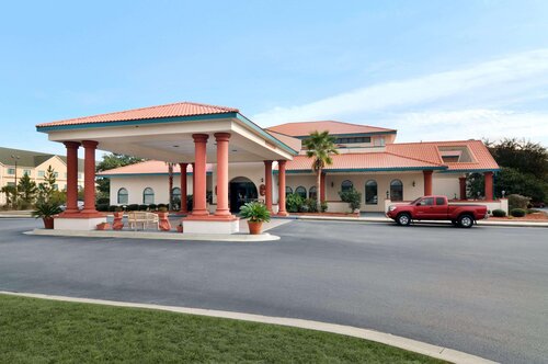 Days Inn And Suites by Wyndham Savannah Gateway