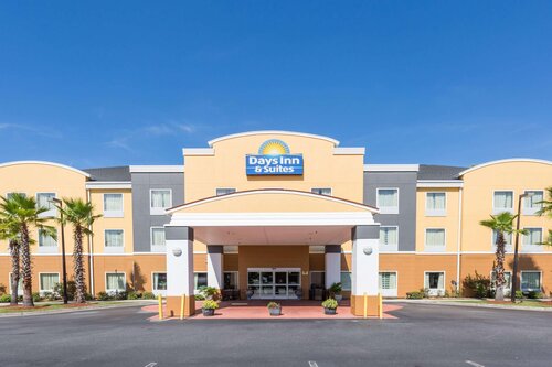 Days Inn & Suites By Wyndham Savannah North I-95