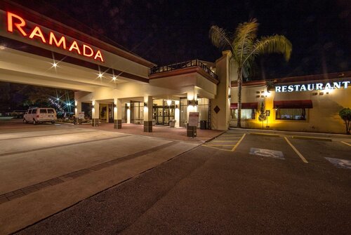 Ramada by Wyndham Houston Intercontinental Airpt E