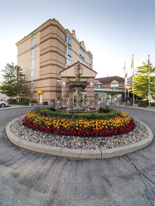 Monte Carlo Inn Airport Suites