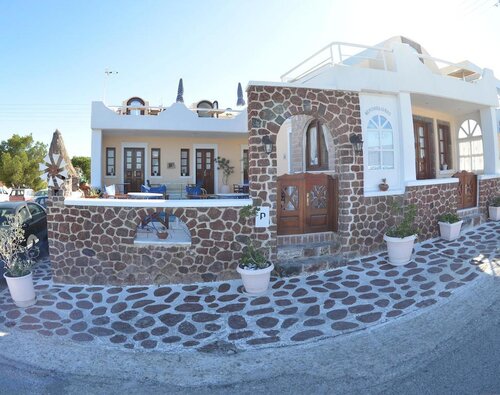 Merovigliosso Studios and Apts.