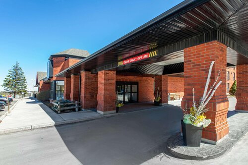 Comfort Hotel & Suites