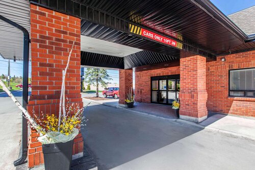 Comfort Hotel & Suites
